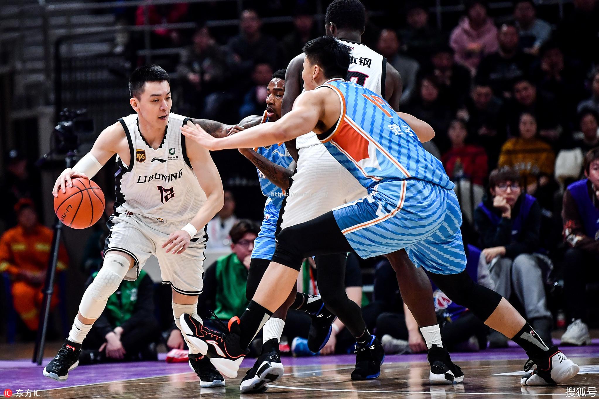 辽宁队主场大胜上海队,豪取三连胜 辽宁队主场大胜上海队,豪取三连胜