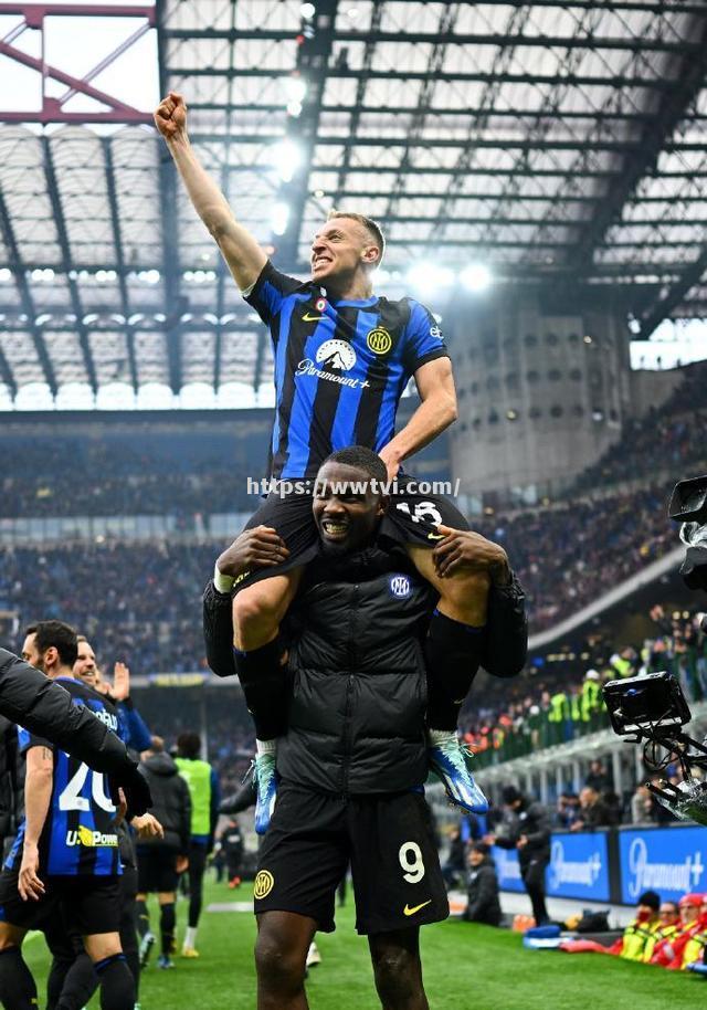 球员在比赛中展现强大实力,成为全队支柱 球员在比赛中展现强大实力,成为全队支柱