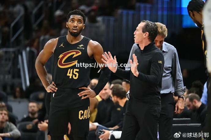 球员在比赛中展现强大实力,成为全队支柱 球员在比赛中展现强大实力,成为全队支柱