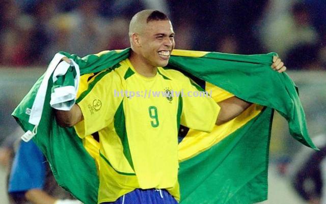 现在有哪位足球名将在世界舞台上获得了突破性的进展？