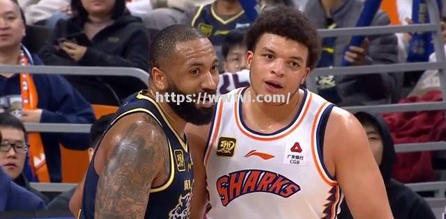 热烈交锋:广州队对上海队角逐胜负 热烈交锋:广州队对上海队角逐胜负