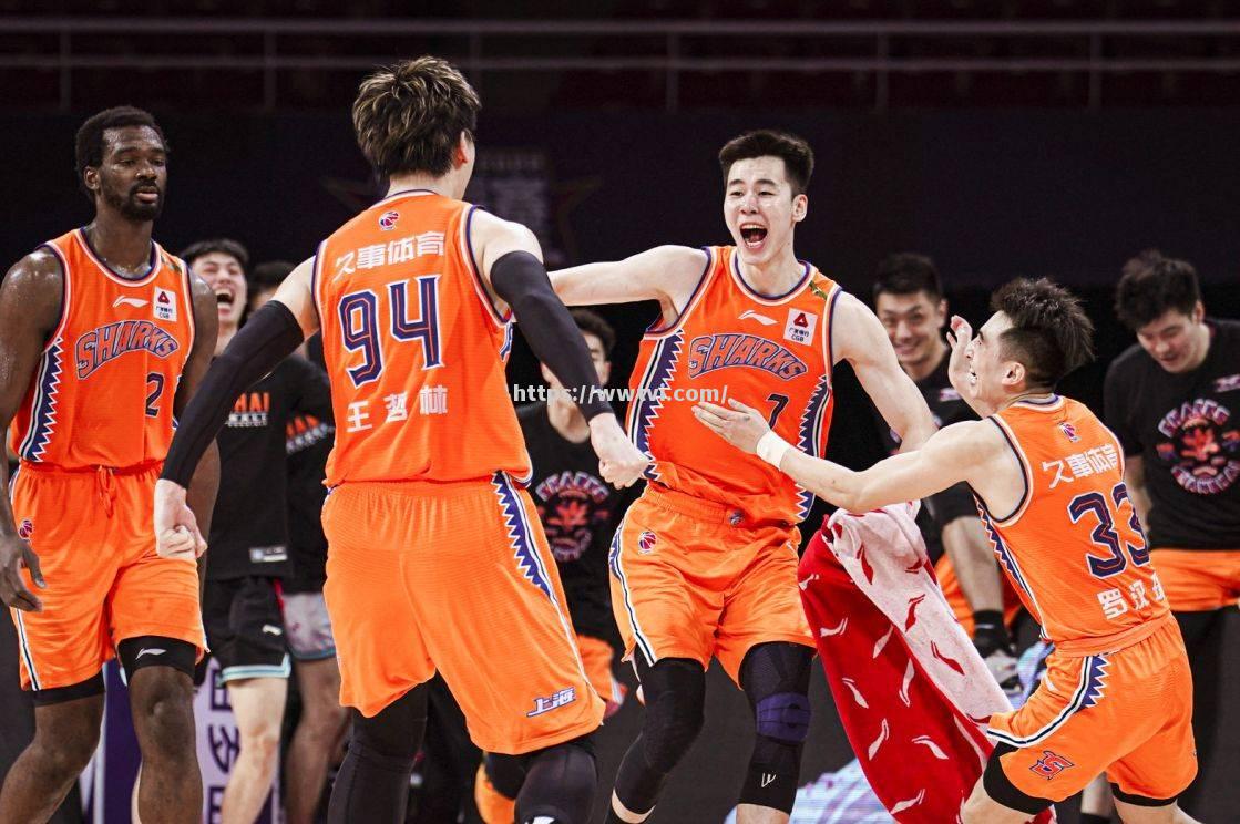 顶级篮球赛事火爆开战,球迷狂热激情飙升 顶级篮球赛事火爆开战,球迷狂热激情飙升