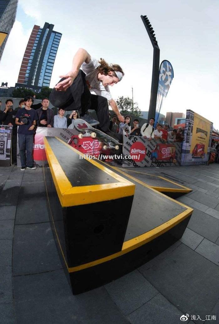 星空体育-马赛特邀明星助阵，气氛高涨热情高扬