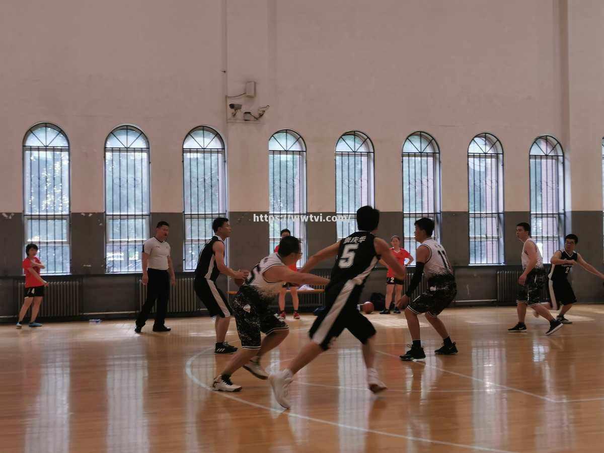 杀出重围!球队奋力拼搏突破对手 杀出重围!球队奋力拼搏突破对手