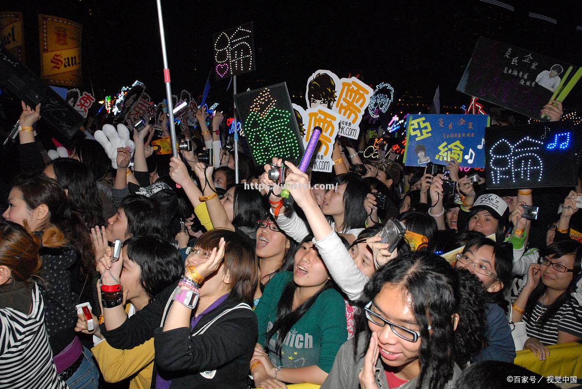 现场观众沸腾,为偶像队伍加油 现场观众沸腾,为偶像队伍加油